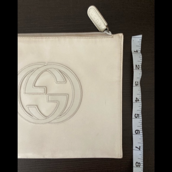 💕👛GUCCI GG EMBOSSED ZIP UP CLUTCH👛💕 - Picture 7 of 16